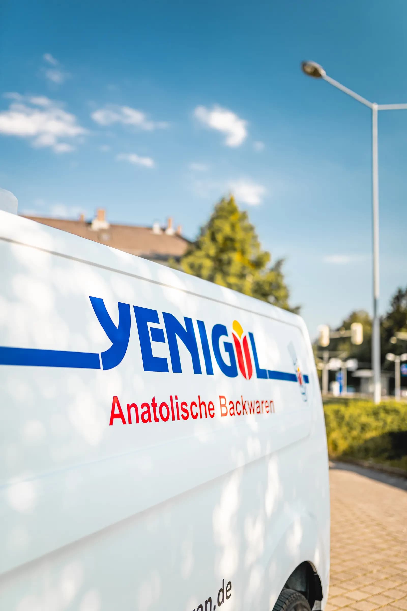 Weißer Lieferwagen von Yenigül mit blauem Schriftzug und dem Zusatz Anatolische Backwaren